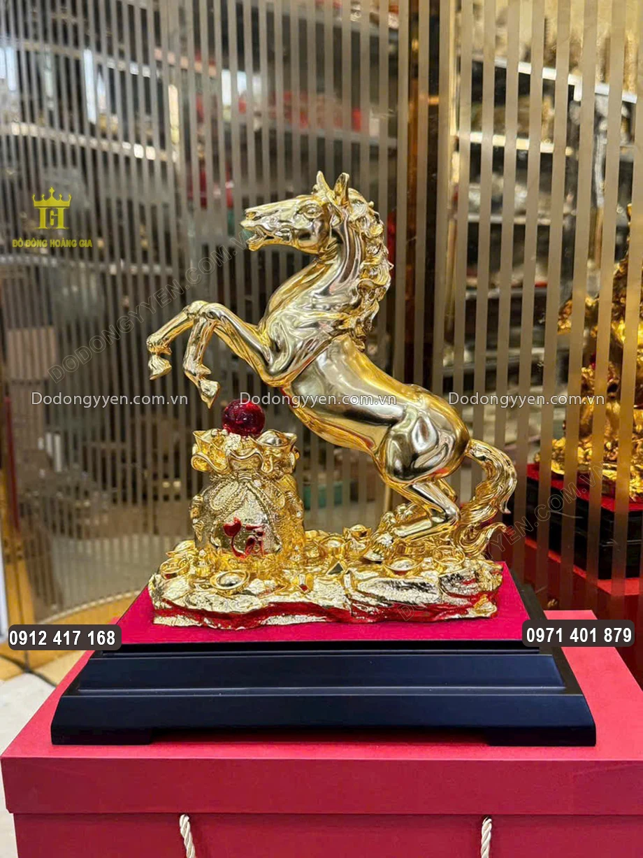 To&agrave;n bộ bề mặt tượng được d&aacute;t v&agrave;ng 24K sang trọng